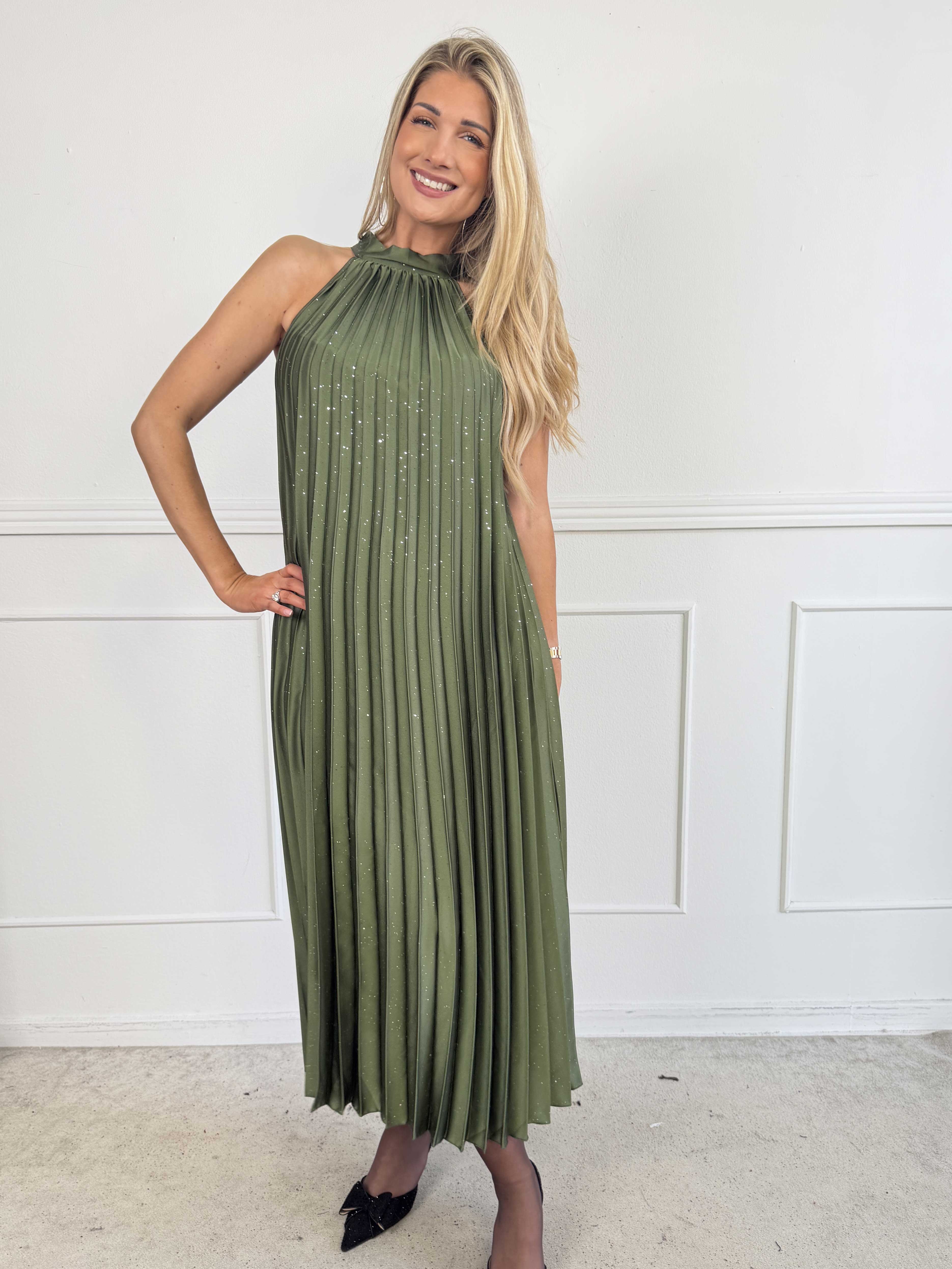 Madison Glitter - Lang plisseret plus size kjole med fine glimmerdetaljer og sløjfe i nakken
